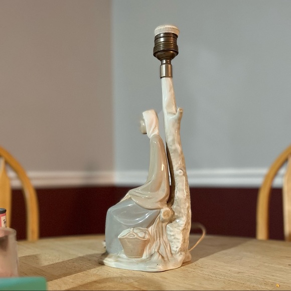 Antique lady sitting on bench lamp - Picture 3 of 8